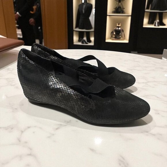ROCKPORT Women's Black Leather Kitten Heel Wedges Size 8 - Picture 1 of 8